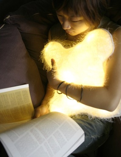 A leitura confortável com o travesseiro LED